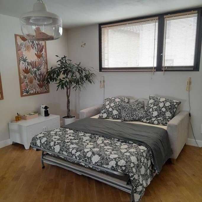 Апартаменты Joli Studio Avec Stationnement Gratuit Dans La Rue Ле-Ман Экстерьер фото